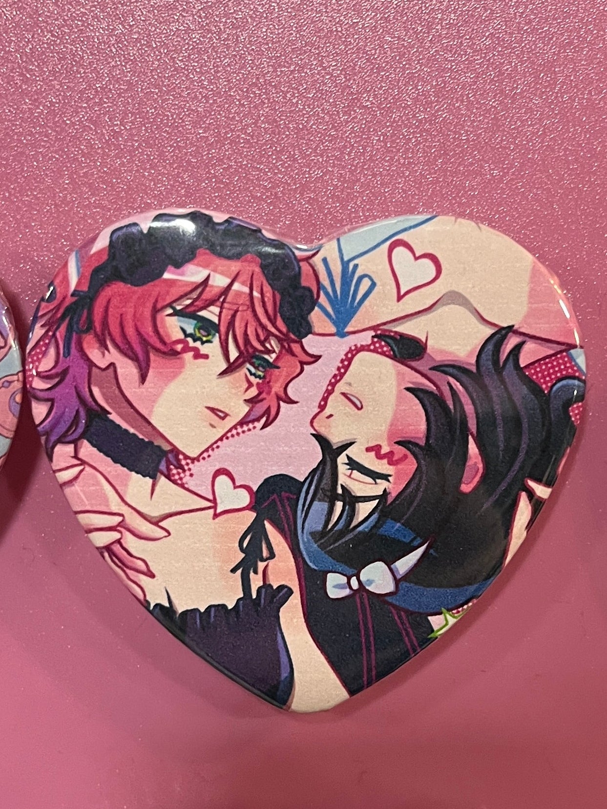 Mizi Sua heart shaped button pin